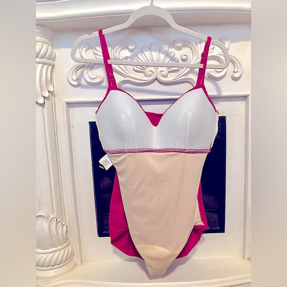 Miraclesuit Swimsuit in a Ruched Magenta size US 16 LIKE NEW condition - Picture 5 of 11